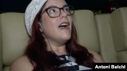 Mavi Márquez, que emigró de Venezuela hace unos años, asegura que utiliza esta aplicación para ver películas que utilizan el inglés británico, un acento que para ella es muy difícil de entender.