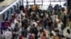 Para penumpang antre untuk check in di bandara internasional Don Mueang di Bangkok, Thailand, akibat sistem Windows down yang mengacaukan sitem komputer maskapai penerbangan, Jumat (19/7). 