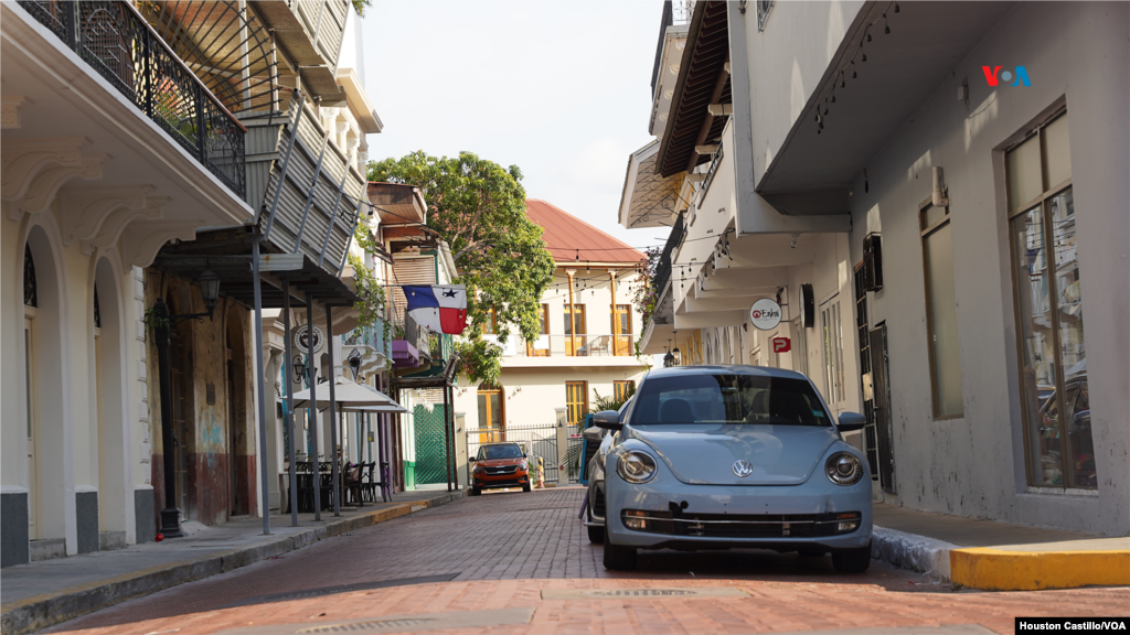 El Casco Antiguo de Panamá está situado en una pequeña península, rodeada de un manto de arrecifes rocosos. En 1997, el Casco Antiguo de Panamá fue incluido en la lista de sitios de Patrimonio de la Humanidad de la Unesco.