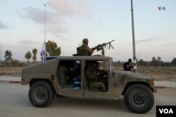 Las Fuerzas de Defensa de Israel recorren el recuperado kibutz Be'eri, a dos kilómetros de la Franja de Gaza, que fue atacado por Hamás el sábado 7 de octubre de 2023. [Fotografía: Alejandro Ernesto]