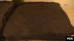 Una alfombra de Oleopelo, utilizada para la absorción de aceites y que busca alternativas medioambientales. FOTO: Johan Reyes, VOA.