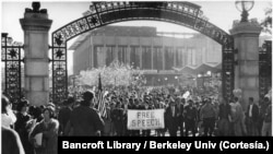 ARCHIVO - Estudiantes de la Universidad de Berkeley se manifiestan en 1964 contra las restricciones y en favor de la libertad de expresión en medio de un movimiento social en todo EEUU contra la segregación racial y la guerra de Vietnam.