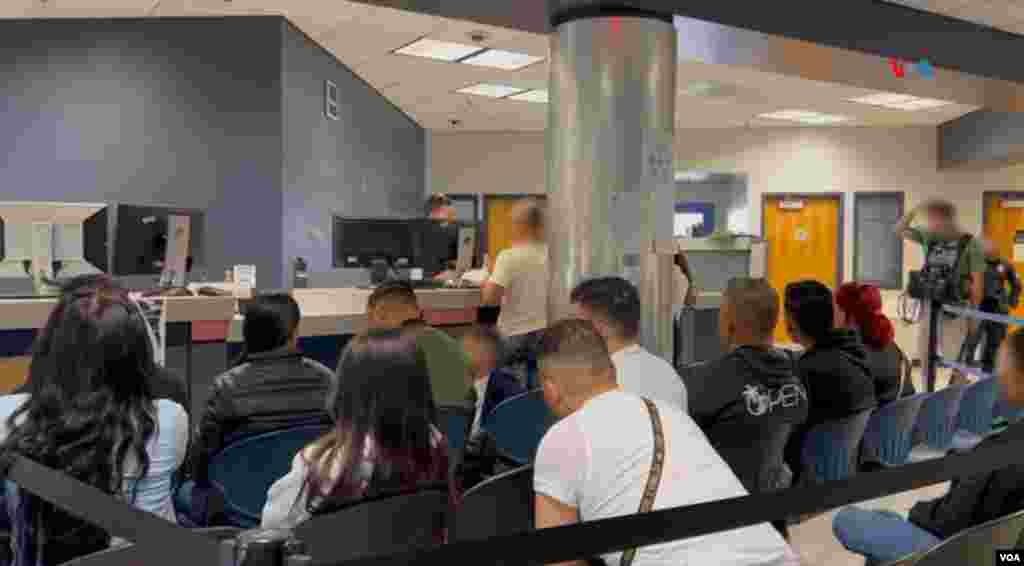 Desde la orden ejecutiva del presidente Biden cruzan de manera irregular 75 personas por día.