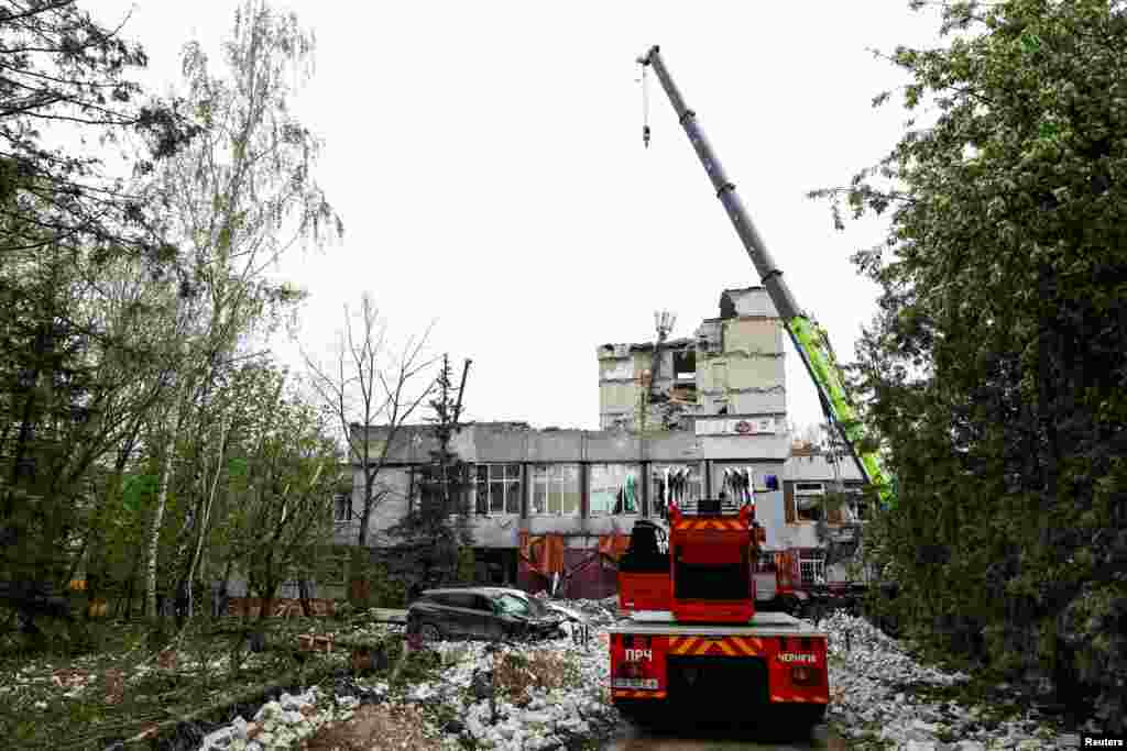 Una vista de un edificio destruido durante el útimo ataque con misiles rusos en Chernihiv, Ucrania, el 17 de abril de 2024. &quot;Esto no habría sucedido si Ucrania hubiera recibido suficiente equipo de defensa aérea y si la determinación del mundo para contrarrestar el terrorismo ruso hubiera sido suficiente&quot;, escribió Zelenskyy en Telegram.&nbsp;REUTERS/Valentyn Ogirenko