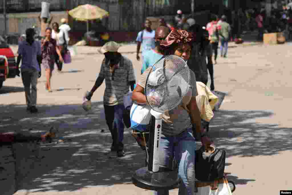 Residentes cargan sus pertenencias mientras huyen de sus hogares cuando el gobierno declaró el estado de emergencia en medio de la violencia, en Puerto Príncipe, Haití, el 4 de marzo de 2024.
