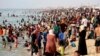 Familias palestinas desplazada por la guerra en curso con Israel buscan alivio del calor a lo largo del mar Mediterráneo en la playa de Khan Younis, Franja de Gaza, el 20 de mayo de 2024.