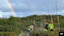 Radnici grade novu ogradu duž granice sa Rusijom, pored Storskog, Norveška, 23. avgusta 2023.