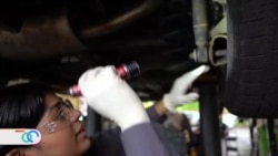 Visión 360: Talleres mecánicos emplean mujeres para vencer la discriminación en la industria automotriz