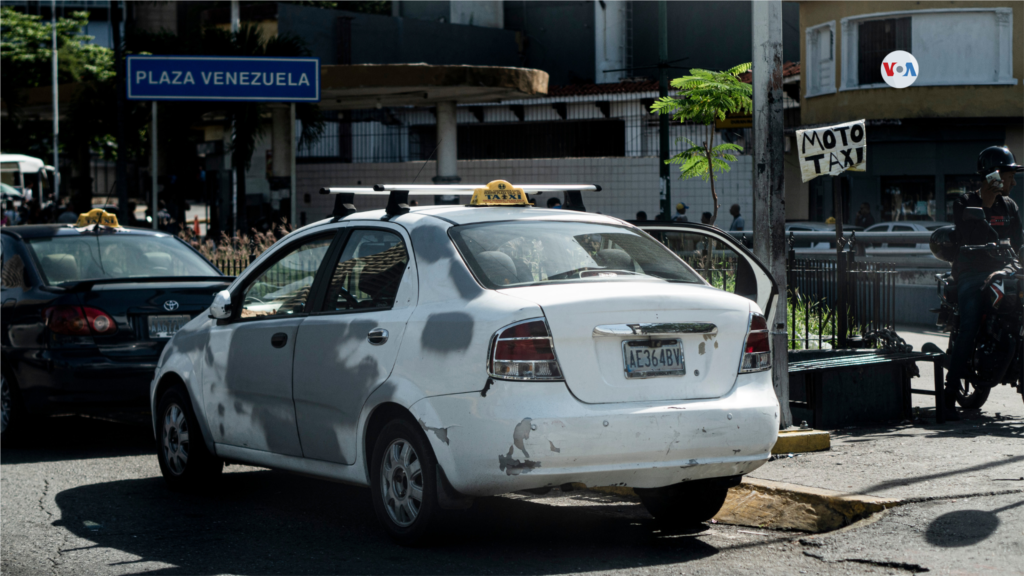 Taxistas venezolanos de líneas tradicionales se niegan a migrar a las plataformas digitales y optan por seguir trabajando por su cuenta.