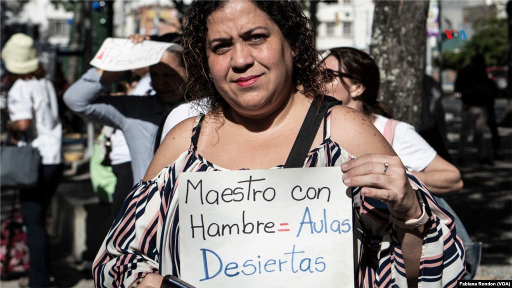 Yelisbeth Meza es docente y ha salido a protestar en varias ocasiones pidiendo un ajuste en su salario y también beneficios como seguro médico. &ldquo;Esta situación no puede seguir, nosotros los docentes trabajamos por vocación, pero con la vocación no comen mis hijos&rdquo;, dice a la VOA.