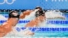 El italiano Nicolo Martinenghi (centro) compite en la final de 100 metros pecho en los Juegos Olímpicos, el domingo 28 de julio de 2024, en Nanterre, Francia.