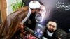Seorang pria mencium foto Presiden Iran Ebrahim Raisi, yang meninggal dalam kecelakaan helikopter, pada upacara duka cita di Pusat Kebudayaan Iran di Peshawar pada 21 Mei 2024. (Foto: AFP)