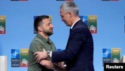 ARCHIVO: El presidente de Ucrania, Volodymyr Zelenskiy, y el secretario general de la OTAN, Jens Stoltenberg, se dan la mano en una conferencia de prensa durante una cumbre de líderes de la OTAN en Vilna, Lituania, el 12 de julio de 2023. REUTERS/Ints Kalnins