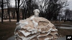 En Fotos | Piezas bélicas se integran en vida diaria en Kiev, Ucrania