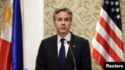 美国国务卿布林肯在马尼拉的新闻发布会上讲话。（2024年3月19日）