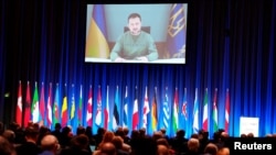 El presidente ucraniano, Volodymyr Zelenskyy, habla por videoconferencia en la Asamblea Parlamentaria de la OTAN en Copenhague, Dinamarca, el 9 de octubre de 2023.