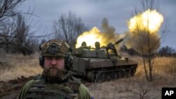 Un vehículo de artillería autopropulsado dispara en primera línea, región de Donetsk, Ucrania, 2 de marzo de 2023.