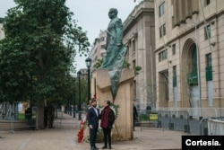El presidente Gabriel Boric, rinde tributo a Salvador Allende, el 10 de septiembre de 2023, previo al aniversario 50 del golpe militar.