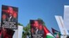 Cientos de manifestantes llegaron a Chicago en el primer día de la Convención Nacional Demócrata.<br />
<br />
&quot;Los demócratas financian el genocidio de los palestinos&quot;, dice esta pancarta.