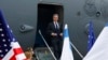 Menteri Luar Negeri AS Antony Blinken turun dari pesawat saat tiba di Tel Aviv, Israel, Jumat, 22 Maret 2024. (Evelyn Hockstein via AP)