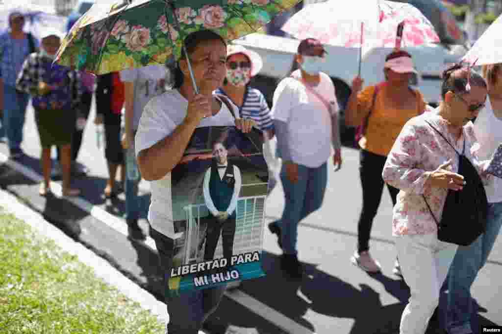 &quot;Libertad para mi hijo&quot;. &quot;Queremos libre a nuestro inocente&quot;. &quot;Libertad a personas inocentes&quot;, dicen algunos de los carteles que familiares llevaron a la manifestación del 17 de agosto de 2023 en las calles de San Salvador.