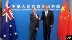 澳大利亚贸易与旅游部长唐·法瑞尔（Don Farrell）星期五（5月12日）在北京与中国贸易部部长王文涛就解除贸易障碍举行会谈。