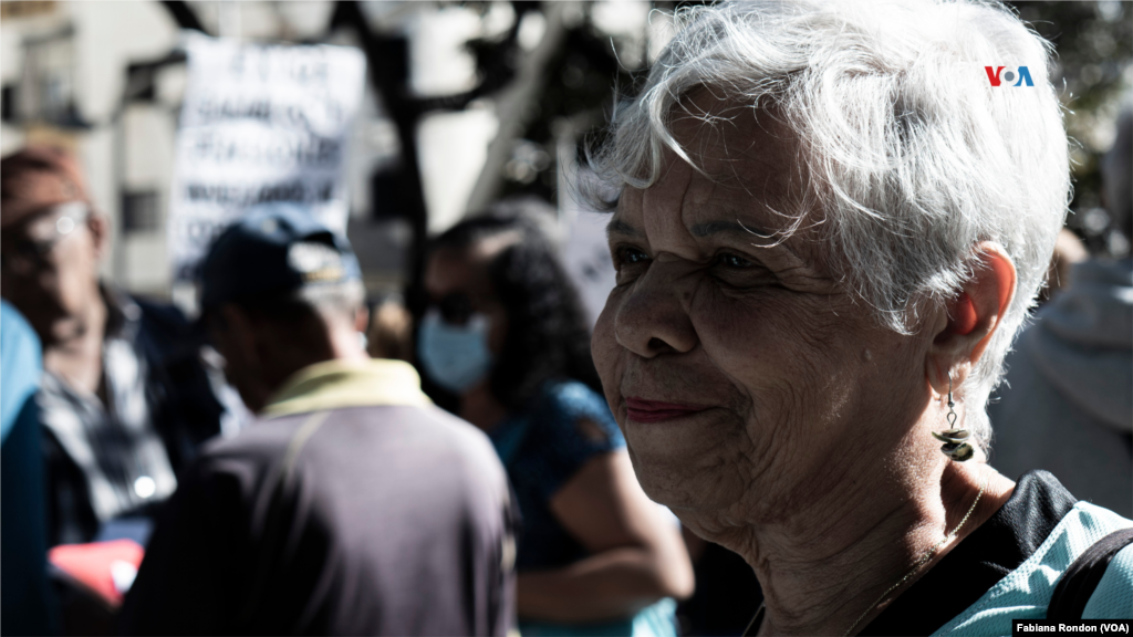 Aura Lopez, maestra jubilada, asegura que lleva más de 20 años luchando por una mejora salarial. &ldquo;Estamos pasando hambre, la pensión que me dan no me alcanza para nada, sobrevivo con las remesas que me manda mi hijo&quot;,&nbsp; sentencia.