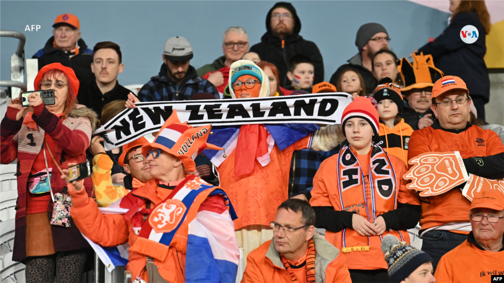 Fanáticos holandeses celebran en las gradas durante el partido de fútbol entre Vietnam y Países Bajos, que se vivió en el Estadio Dunedin en Dunedin el 1 de agosto de 2023.