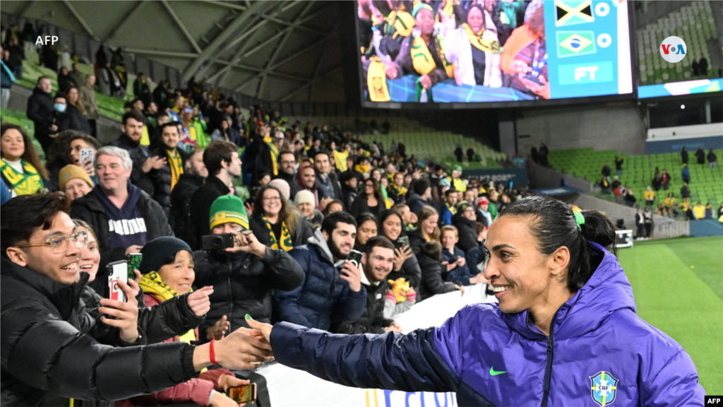 Fanáticos de Brasil reaccionan después del partido de fútbol entre Jamaica y Brasil, del Grupo F de la Copa Mundial Femenina 2023 de Australia y Nueva Zelanda.