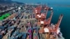 Kontainer pengiriman terlihat di Pelabuhan Lianyungang di Lianyungang, di Provinsi Jiangsu, China timur pada 26 Maret 2024. Ekonomi China tumbuh dalam kecepatan lebih tinggi dibanding perkiraan pada tiga bulan pertama tahun ini.(Foto: AFP)