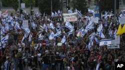 Gjatë një proteste kundër kryeministrit Netanyahu bëhen thirrje për lirimin e pengjeve (Jeruzalem, 20 maj 2024)