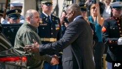Ministar odbrane Lloyd Austin, desno, pozdravlja ukrajinskog ministra odbrane Rustema Umerova tokom ceremonije dolaska u Pentagon, blizu Washingtona, 2. jula 2024.