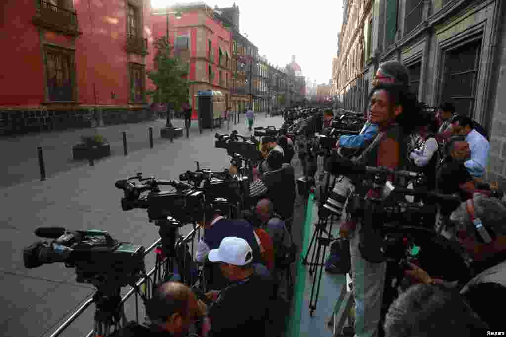 Miembros de los medios de comunicación esperan el domingo 2 de junio afuera del centro electoral donde votará el presidente de México, Andrés Manuel López Obrador.