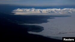 资料照片：挪威北极斯瓦尔巴群岛沿岸的雪山和北冰洋。（2023年4月5日）