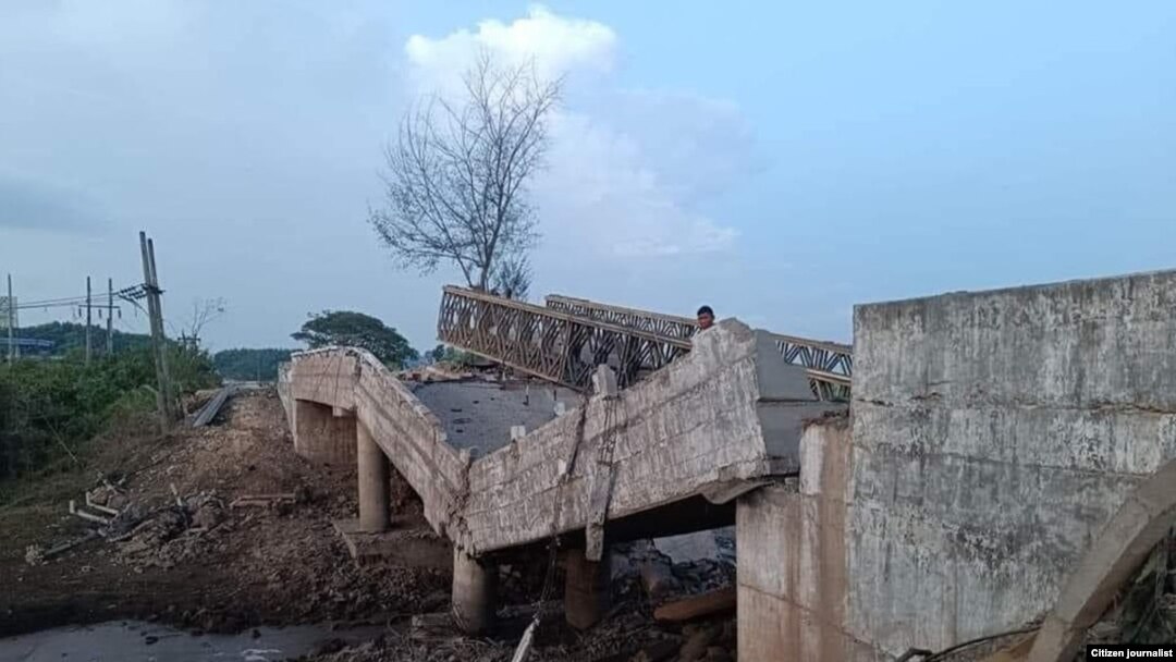 သထုံနဲ့ ဘီးလင်းမြို့နယ်ကြား ရန်ကုန်-မော်လမြိုင် ကားလမ်းပေါ်မှာရှိတဲ့ ကျုံအိတ် တံတား မေလ ၁၁ ရက်နေ့ မနက်အစောပိုင်းမှာ မိုင်းခွဲခံရ။ (Photo: Citizen Journalist)
