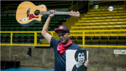 El guitarrista, cantante, compositor y activista político estadounidense Tom Morello, conocido por bandas como Rage Against the Machine y Audioslave, asistió al homenaje a Víctor Jara en Santiago de Chile. [Foto: Nicolás Cortés Guerrero, VOA]