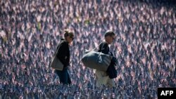 Dos personas participan en un tour memorial cerca del Monumento de los Soldados en Massachusetts, Boston, el viernes 26 de mayo.