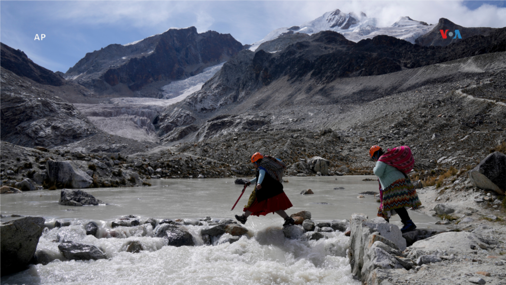  Las guías indígenas Aymara, conocidas como las &quot;cholitas escaladoras&quot;, Suibel Gonzáles, a la izquierda, y su madre Lidia Hauyllas, suben por la cumbre del Huayna Potosí, a las afueras de El Alto, Bolivia, el 5 de noviembre de 2023. &nbsp; 