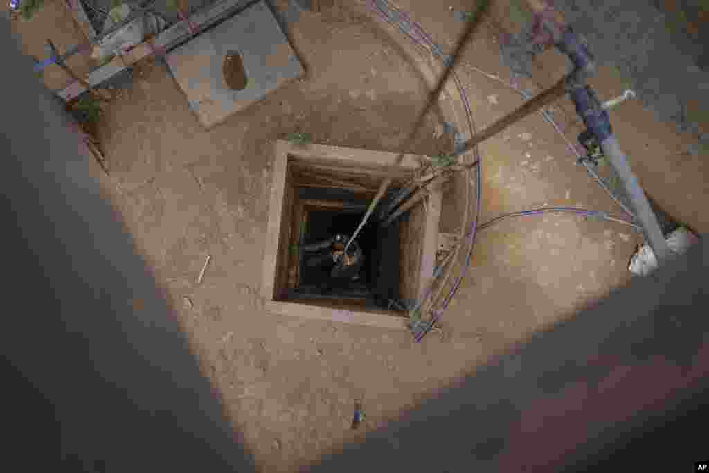 Un trabajador desciende en una mina de oro por un pozo de unos 60 metros (200 pies) en El Callao, estado Bolívar, en Venezuela, el viernes 28 de abril de 2023.&nbsp;