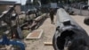 Seorang anggota militer Israel berjalan melewati rudal balistik Iran (kanan) yang jatuh di Israel pada akhir pekan, selama tur media di pangkalan militer Julis dekat kota Kiryat Malachi di Israel selatan, 16 April 2024. (GIL COHEN-MAGEN/AFP)