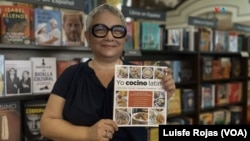 Verónica Cervera, chef y escritora cubana muestra su libro "Yo cocino latino" que realizara de conjunto con las blogueras Erica Dinho, Clara González, Alejandra Graf y Layla Pujol. El libro fue presentado en Miami, EEUU, el 21 de octubre de 2023. [Foto: Luisfe Rojas, VOA]