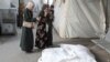 Los dolientes reaccionan junto a los cuerpos de palestinos muertos en un ataque israelí, en medio del actual conflicto entre Israel y el grupo islamista palestino Hamás, en el hospital Abu Yousef al-Najjar en Rafah, en el sur de la Franja de Gaza, el 5 de mayo de 2024.
