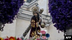 Las procesiones en los barrios y las ciudades que muestran la imagen de Jesús son muy comunes en esta fecha del año en Guatemala y el resto de Centroamérica.