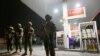 ARCHIVO - Miembros del ejército chileno hacen guardia en una estación de combustible, mientras los incendios forestales asolaron amplias zonas de las regiones centro-sur del país, en la ciudad de Concepción, región del Biobío, Chile, el 27 de enero de 2017. 
