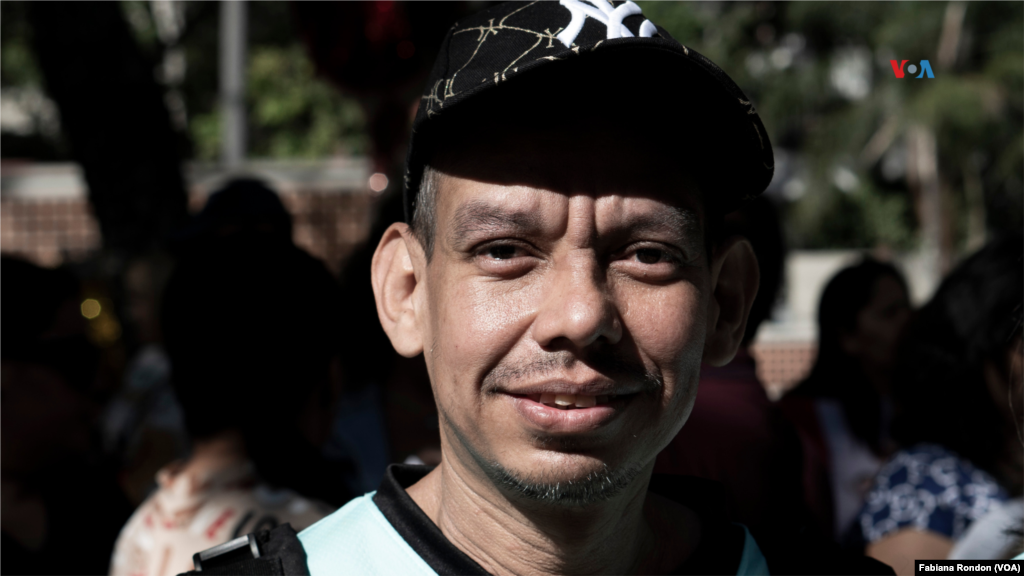 Francisco Tovar pide que en este Día del Maestro se concrete un nuevo contrato colectivo, un ajuste salarial y el pago de 80 dólares que afirma, les adeuda el gobierno desde finales de diciembre. &ldquo;Sigo siendo docente porque me gusta, por vocación, pero mi sueldo no alcanza. Lo que da el gobierno como bono tampoco. Nos ha tocado fuerte, hasta comer arepa sola&rdquo;.