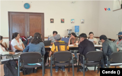 Grupo de periodistas medioambientales analizando los temas de extractivismo en Bolivia.