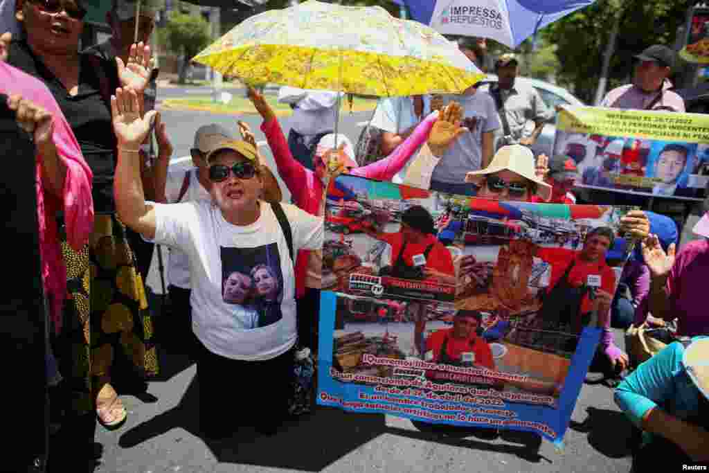 Activistas y familiares participan en una protesta para pedirle al gobierno de El Salvador la liberación de personas detenidas durante el régimen de excepción.&nbsp;