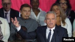Robert F. Kennedy Jr. pronuncia un discurso anunciando su candidatura a la nominación presidencial demócrata en Boston, Massachusetts, EEUU, 19 de abril de 2023. REUTERS/Brian Snyder