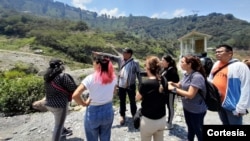 Visita de un equipo de trabajo de Climate Tracker al pueblo El Naranjal, en Bogotá, Colombia. Participantes del Taller sobre pérdidas y daños en la localidad. [Foto Paula Díaz Levi, cortesía para VOA]