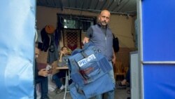 ARCHIVO - Un hombre sostiene el chaleco antibalas del periodista de Al Jazeera Wael Al-Dahdouh, herido en medio del conflicto entre Israel y Hamás, en Khan Younis, sur de la Franja de Gaza, el 15 de diciembre de 2023.